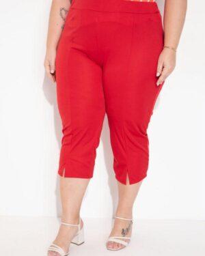 calca vermelha com fendas